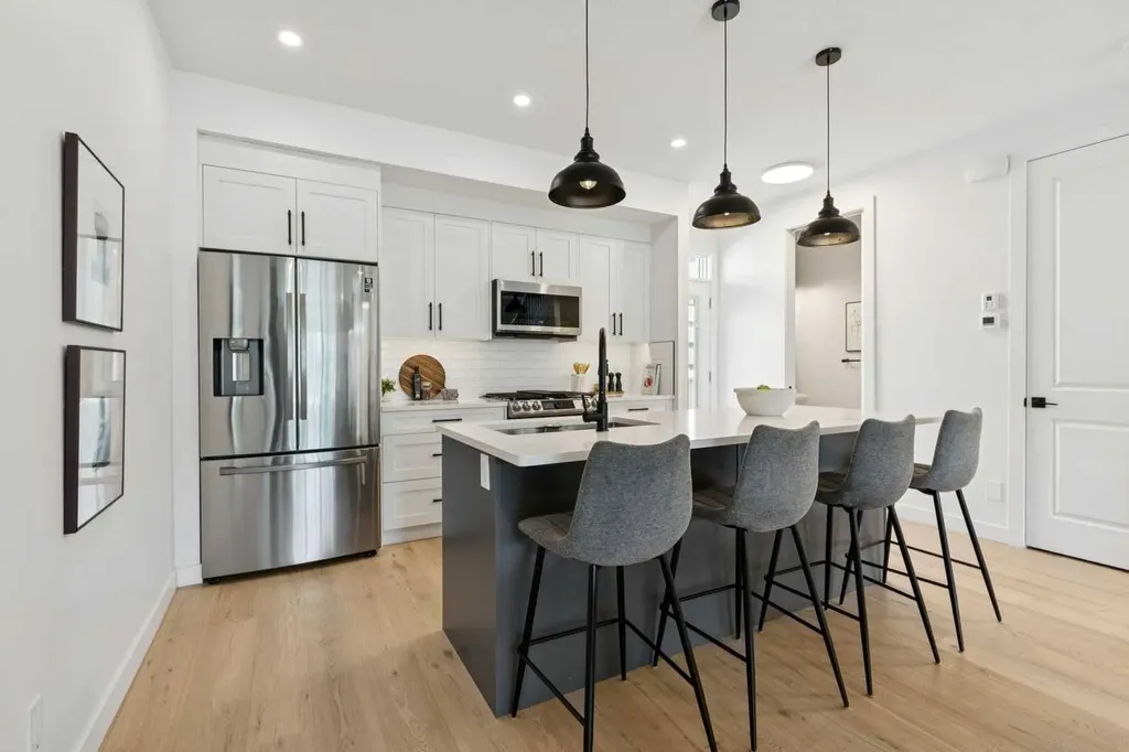 1927 42 Street NW Calgary AB T3B 5H1