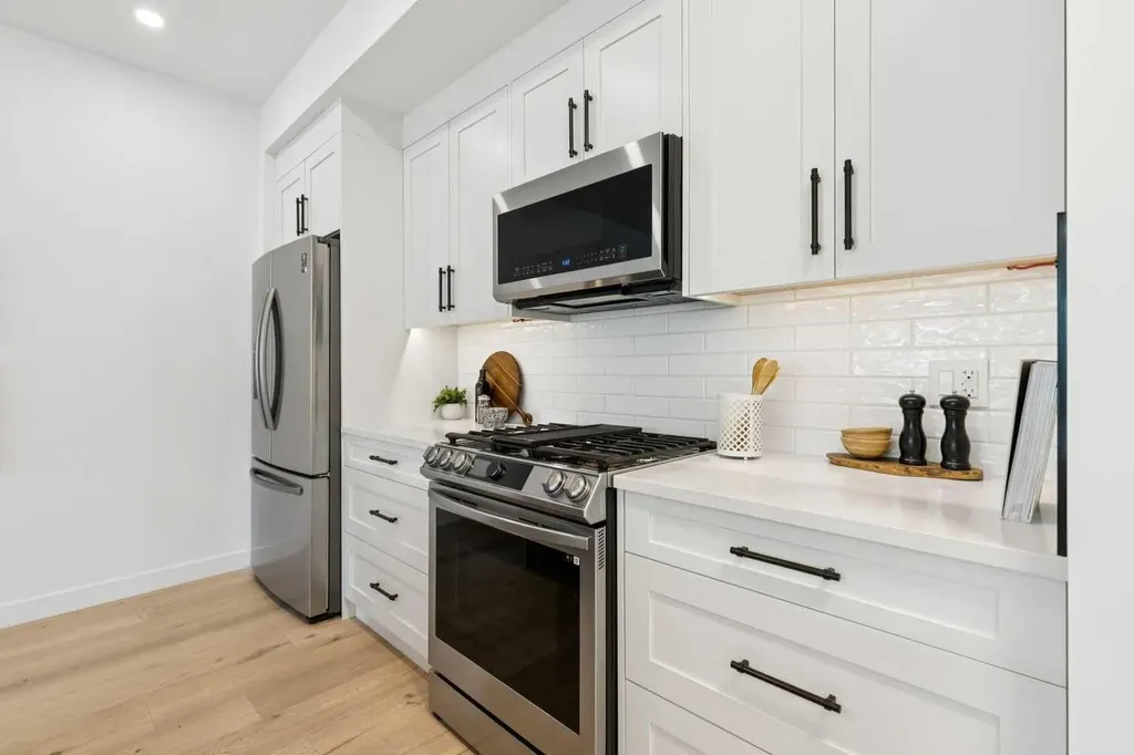 1927 42 Street NW Calgary AB T3B 5H1