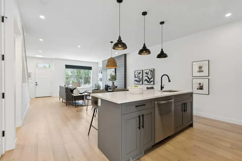 1927 42 Street NW Calgary AB T3B 5H1