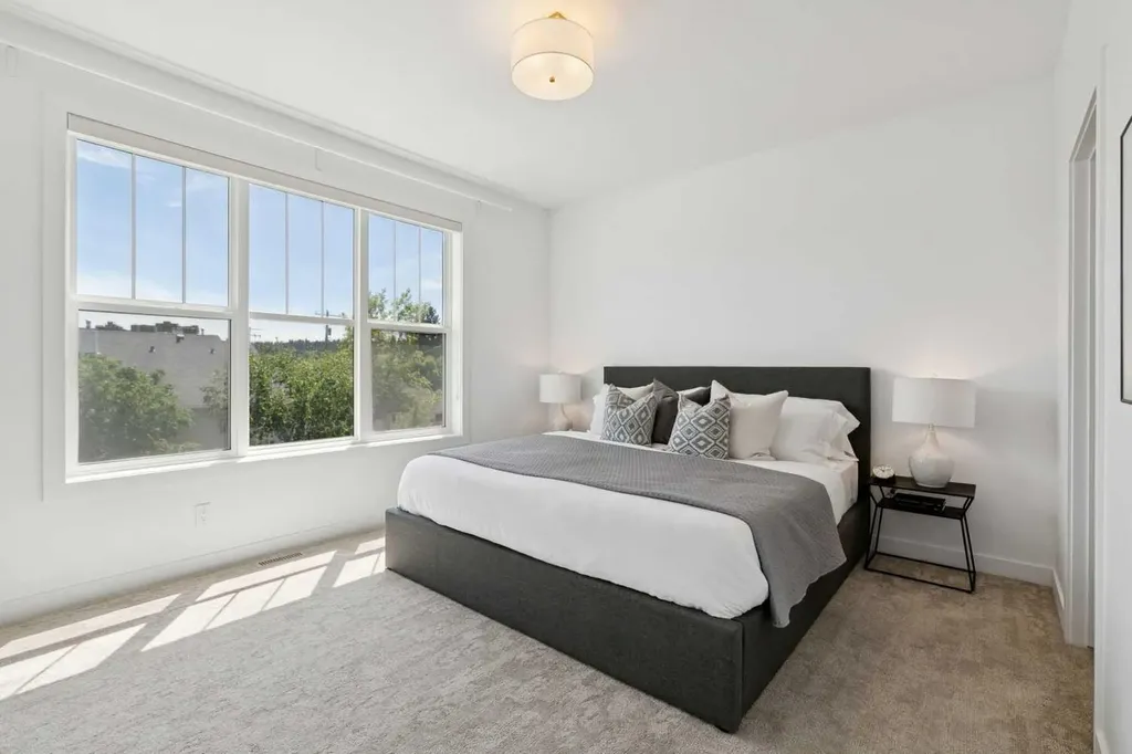 1927 42 Street NW Calgary AB T3B 5H1