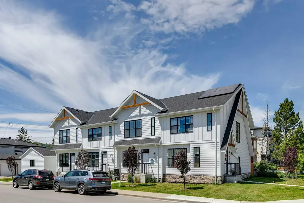1927 42 Street NW Calgary AB T3B 5H1