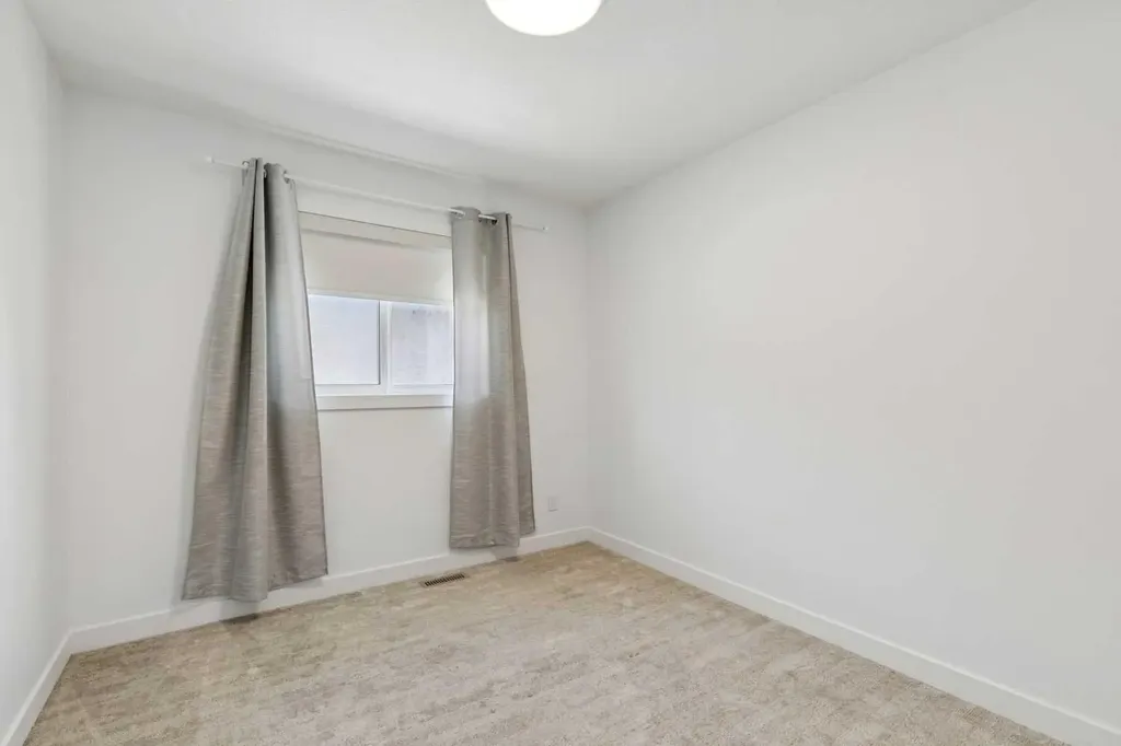 1927 42 Street NW Calgary AB T3B 5H1