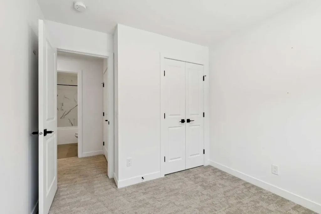 1927 42 Street NW Calgary AB T3B 5H1