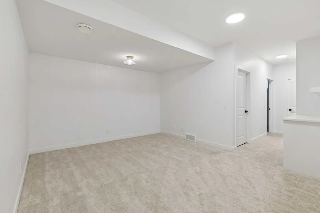 1927 42 Street NW Calgary AB T3B 5H1