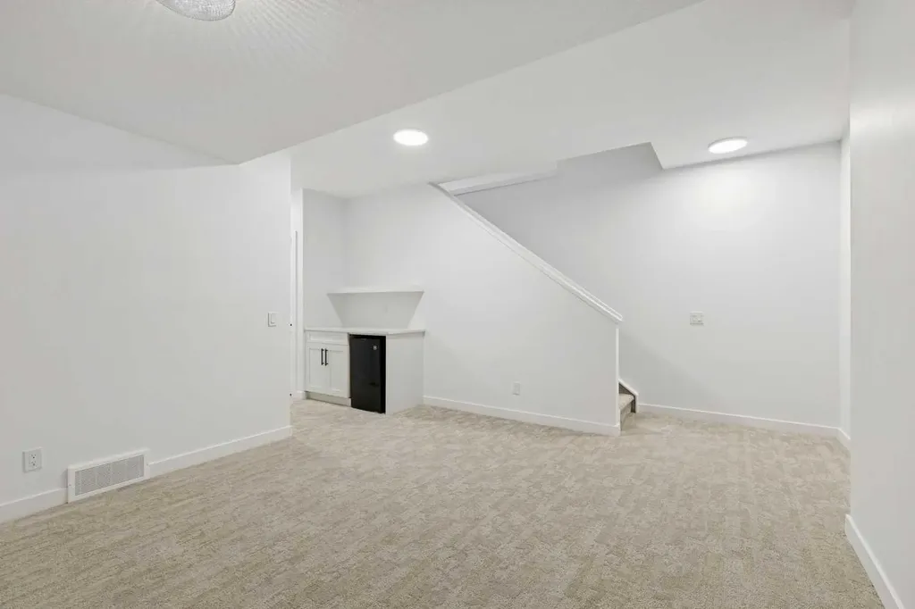 1927 42 Street NW Calgary AB T3B 5H1