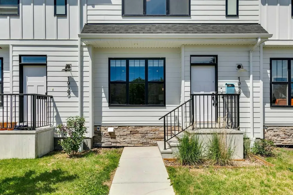 1927 42 Street NW Calgary AB T3B 5H1