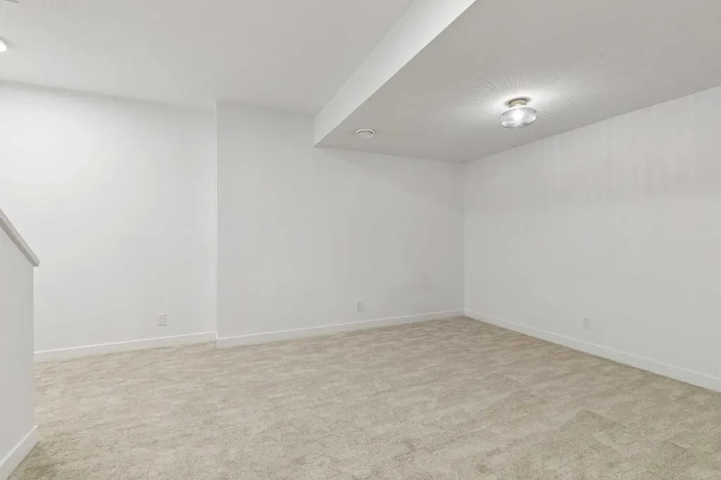1927 42 Street NW Calgary AB T3B 5H1