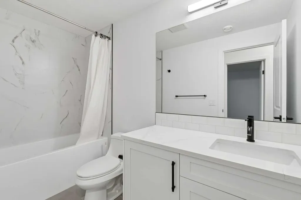 1927 42 Street NW Calgary AB T3B 5H1
