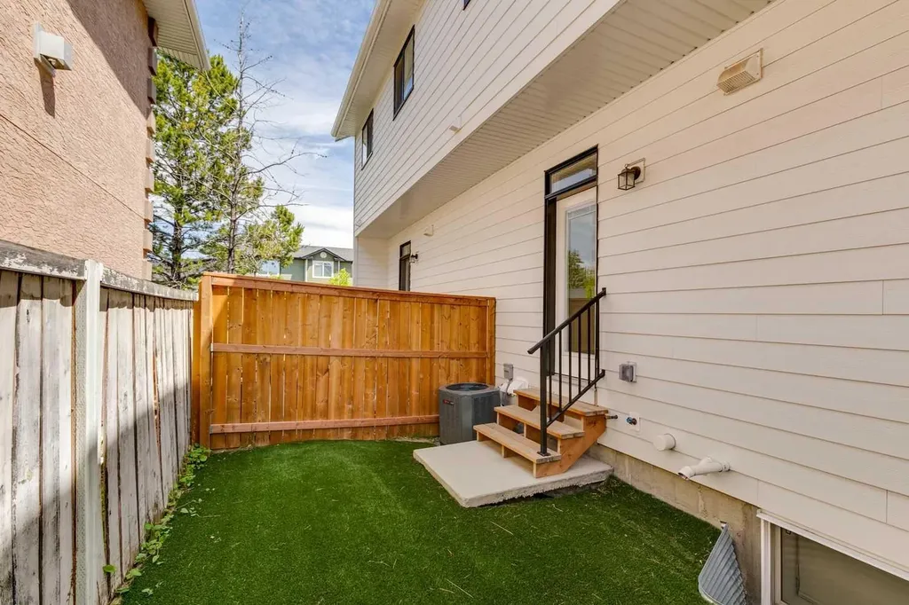 1927 42 Street NW Calgary AB T3B 5H1