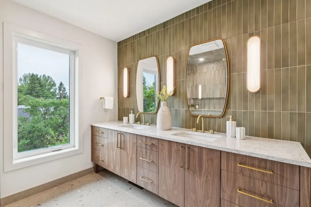 1311 Carlyle Road SW Calgary AB T2V 2T9