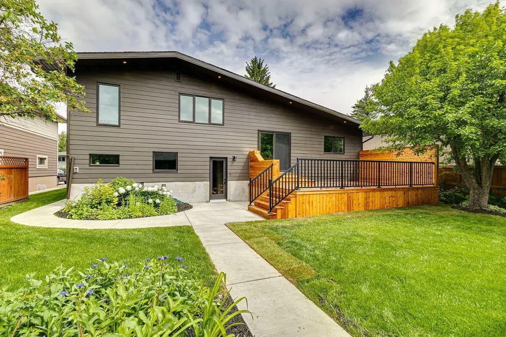 1311 Carlyle Road SW Calgary AB T2V 2T9