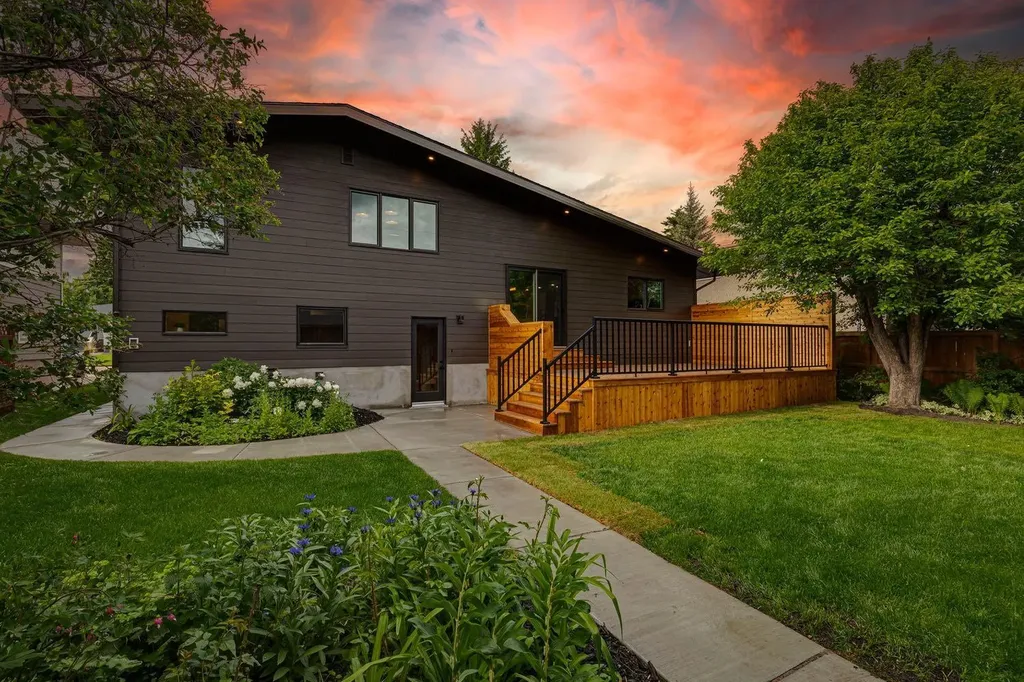1311 Carlyle Road SW Calgary AB T2V 2T9