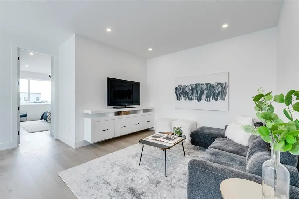 640 37 Street SW Calgary AB T3C 1R9