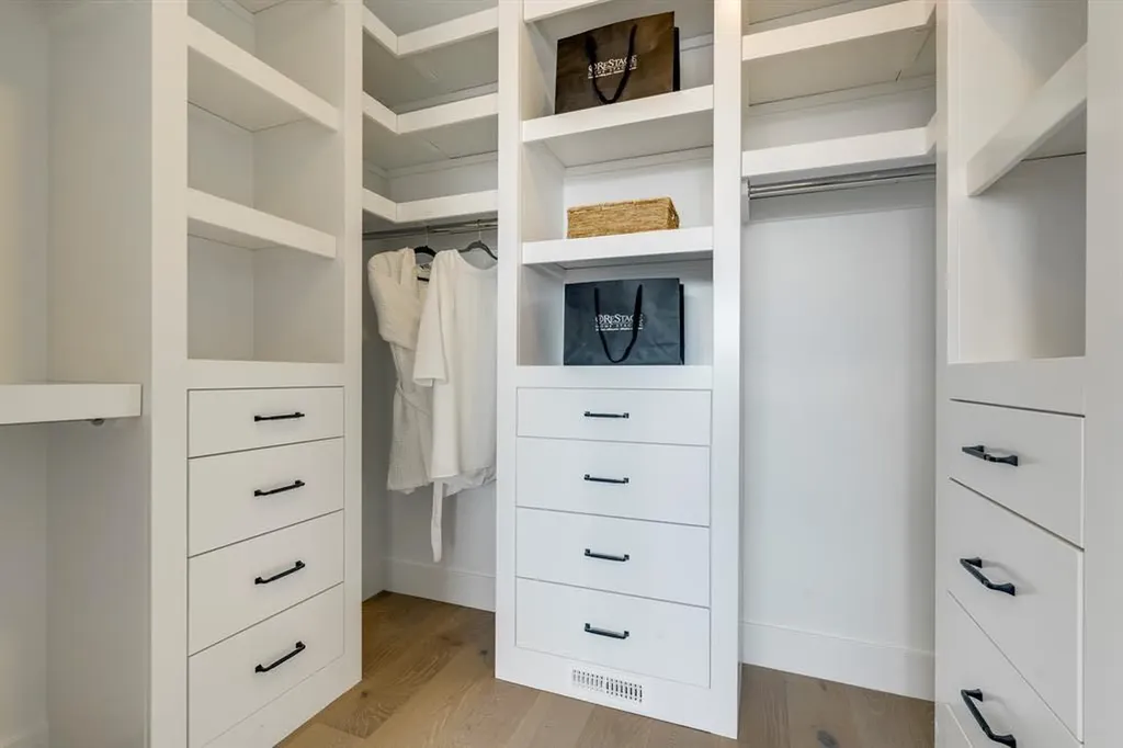 640 37 Street SW Calgary AB T3C 1R9