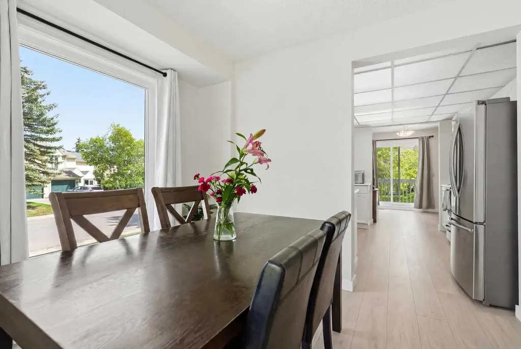 781 Sandringham Place NW Calgary AB T3K3Z1