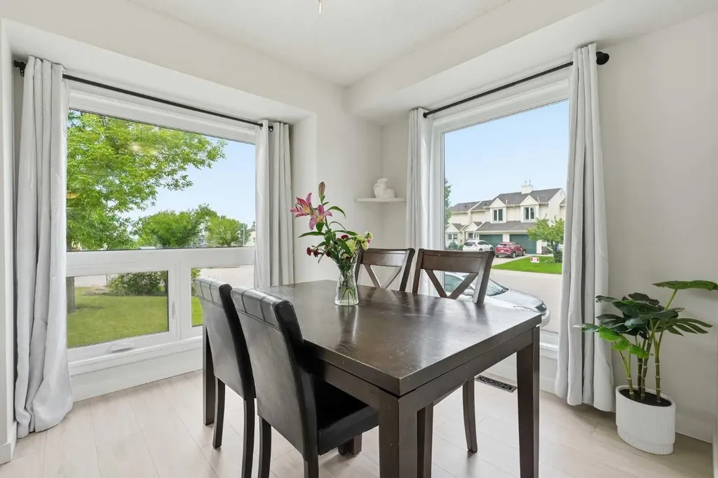 781 Sandringham Place NW Calgary AB T3K3Z1