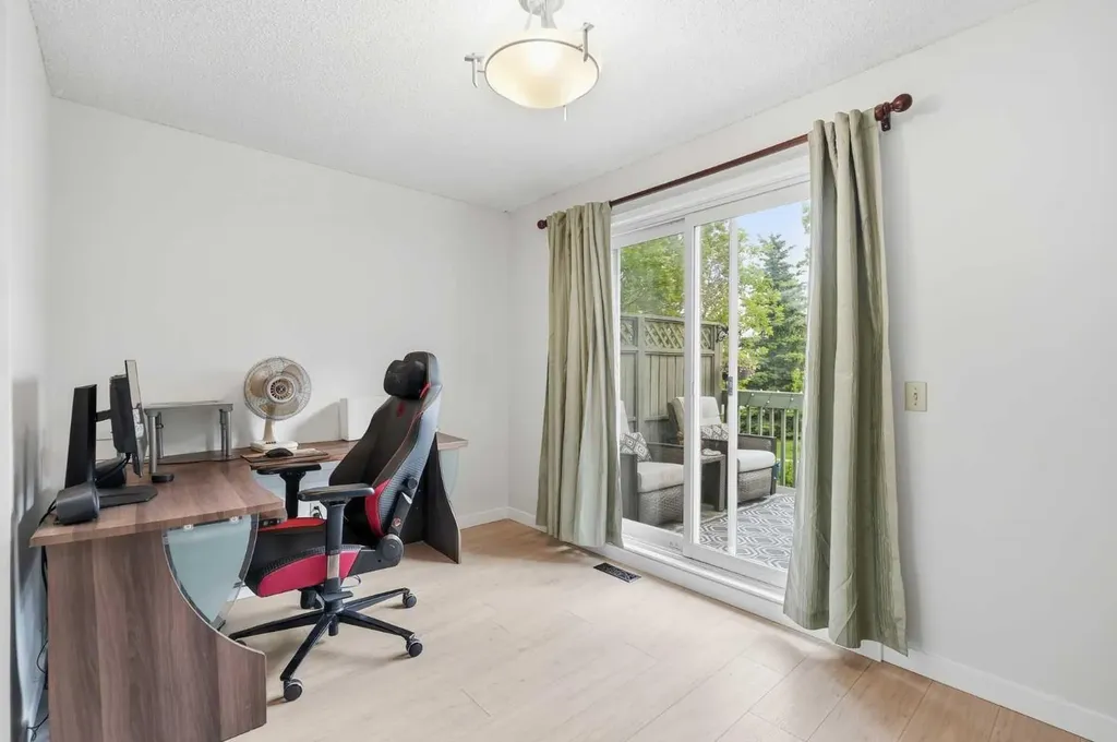 781 Sandringham Place NW Calgary AB T3K3Z1
