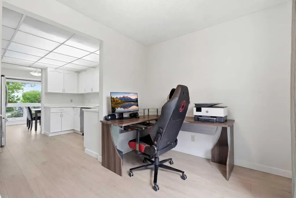 781 Sandringham Place NW Calgary AB T3K3Z1