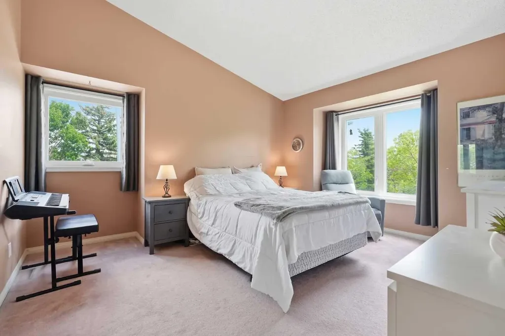 781 Sandringham Place NW Calgary AB T3K3Z1