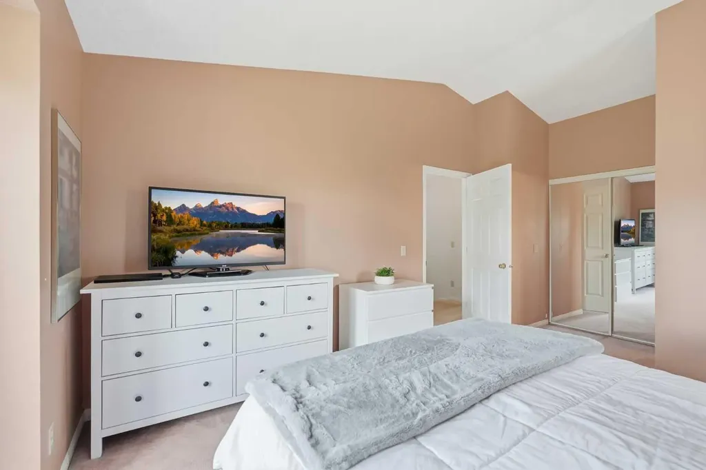 781 Sandringham Place NW Calgary AB T3K3Z1