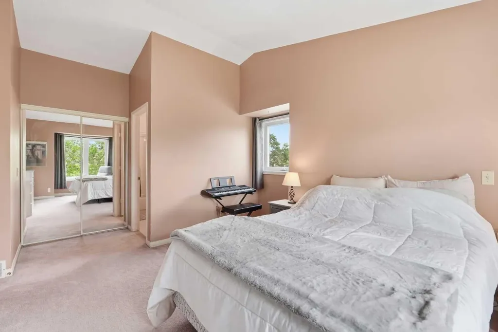 781 Sandringham Place NW Calgary AB T3K3Z1