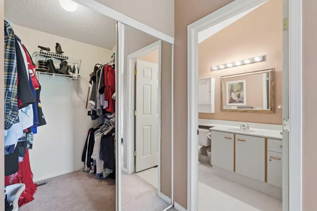 781 Sandringham Place NW Calgary AB T3K3Z1