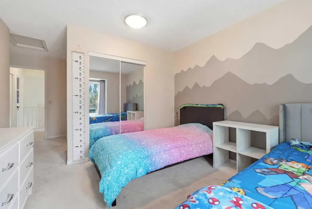 781 Sandringham Place NW Calgary AB T3K3Z1