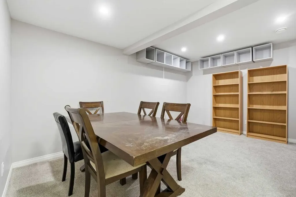 781 Sandringham Place NW Calgary AB T3K3Z1