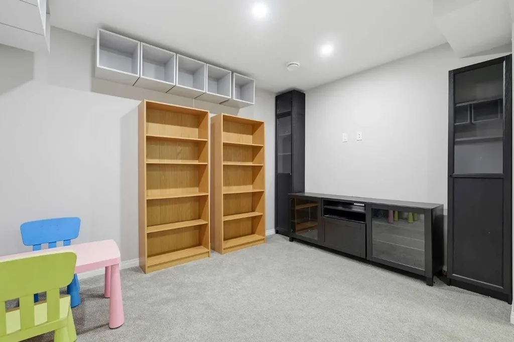 781 Sandringham Place NW Calgary AB T3K3Z1
