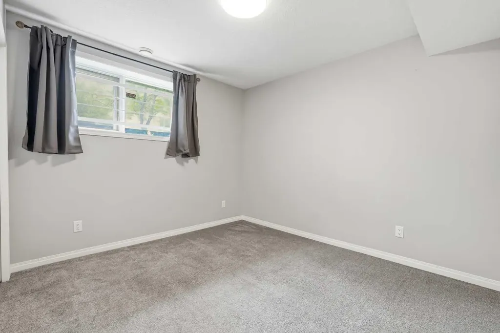781 Sandringham Place NW Calgary AB T3K3Z1