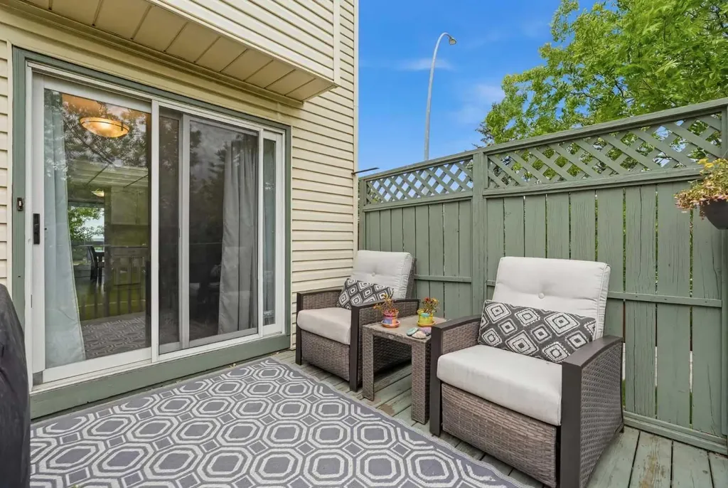 781 Sandringham Place NW Calgary AB T3K3Z1