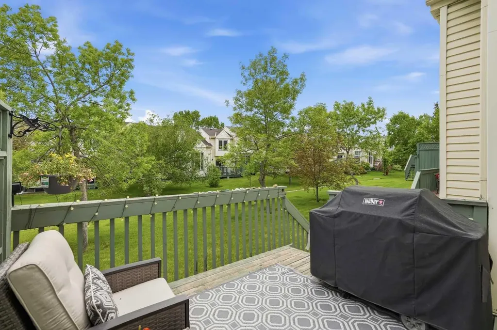 781 Sandringham Place NW Calgary AB T3K3Z1