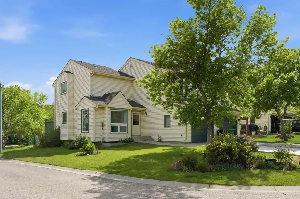 781 Sandringham Place NW Calgary AB T3K3Z1