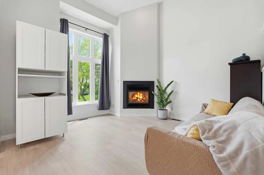 781 Sandringham Place NW Calgary AB T3K3Z1