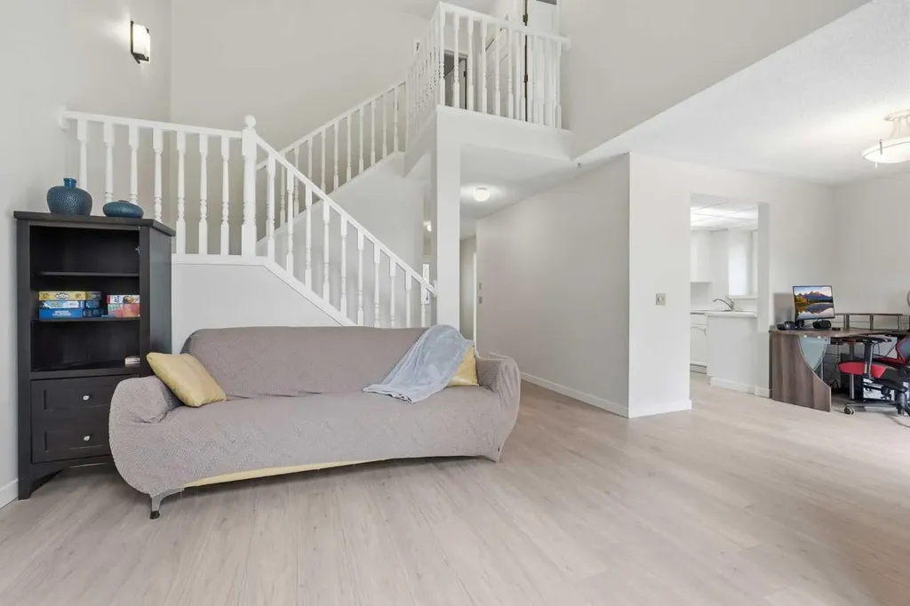 781 Sandringham Place NW Calgary AB T3K3Z1