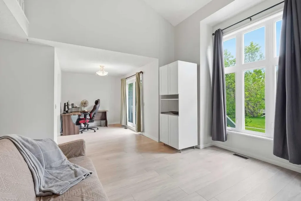 781 Sandringham Place NW Calgary AB T3K3Z1