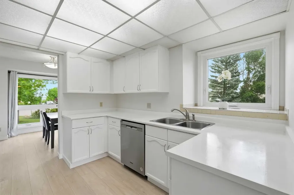 781 Sandringham Place NW Calgary AB T3K3Z1