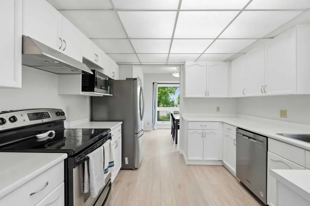781 Sandringham Place NW Calgary AB T3K3Z1