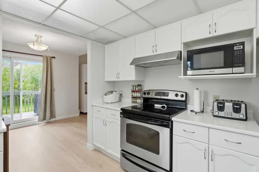 781 Sandringham Place NW Calgary AB T3K3Z1