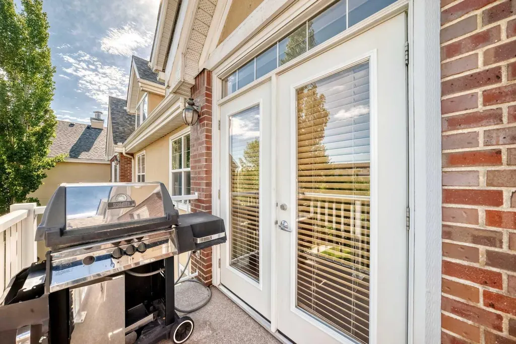 3651 Marda Link SW Calgary AB T2J 6J7