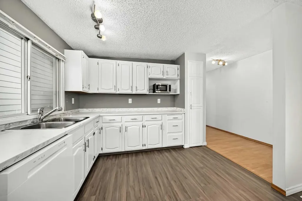 4331 72 Street NW Calgary AB T3B 2L1