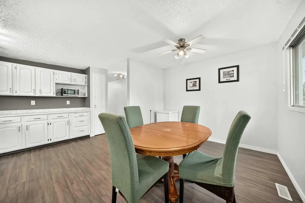 4331 72 Street NW Calgary AB T3B 2L1