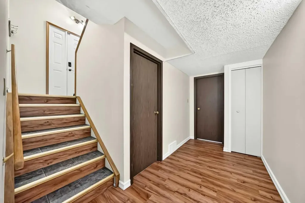 4331 72 Street NW Calgary AB T3B 2L1