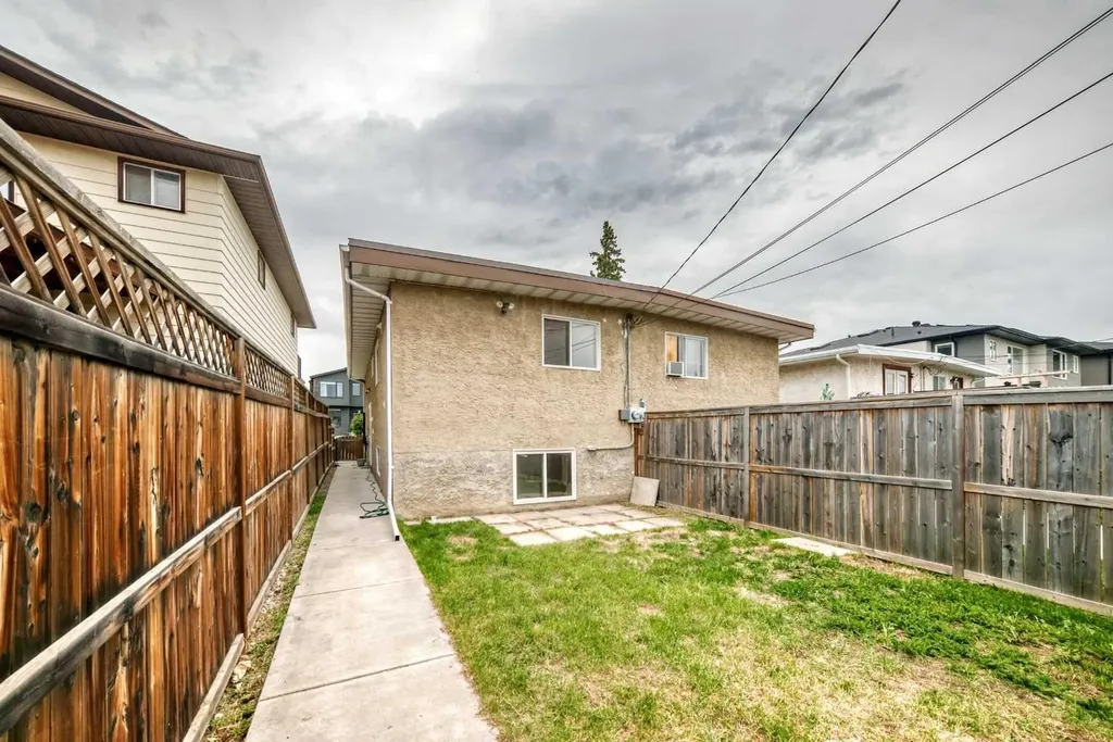 72 Street Street NW Calgary AB T3B 2L1