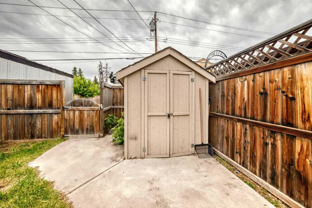 4331 72 Street NW Calgary AB T3B 2L1