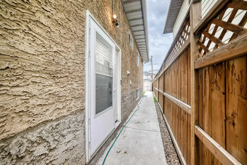 4331 72 Street NW Calgary AB T3B 2L1