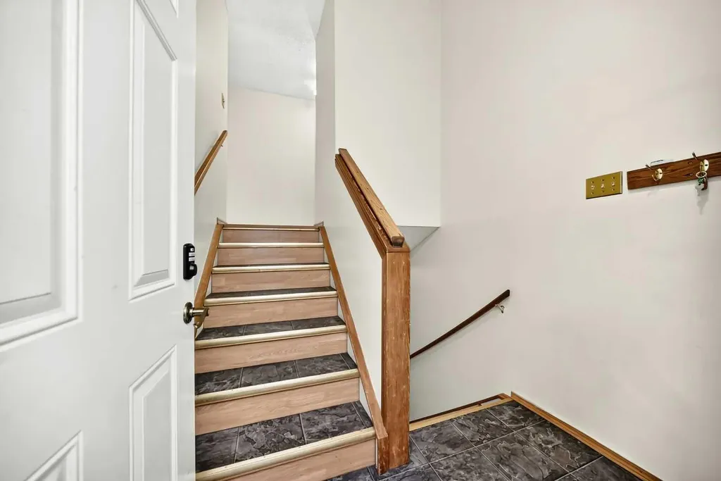 72 Street Street NW Calgary AB T3B 2L1