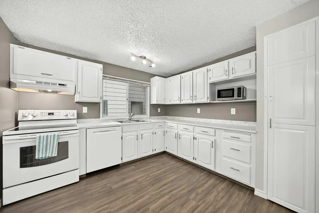 4331 72 Street NW Calgary AB T3B 2L1