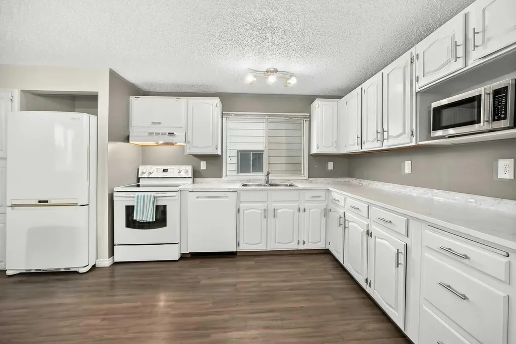 72 Street Street NW Calgary AB T3B 2L1