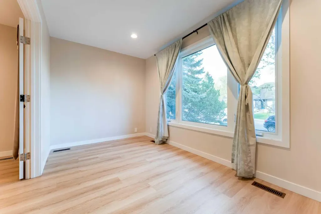 139 Edgehill Place NW Calgary AB T3A 2S4